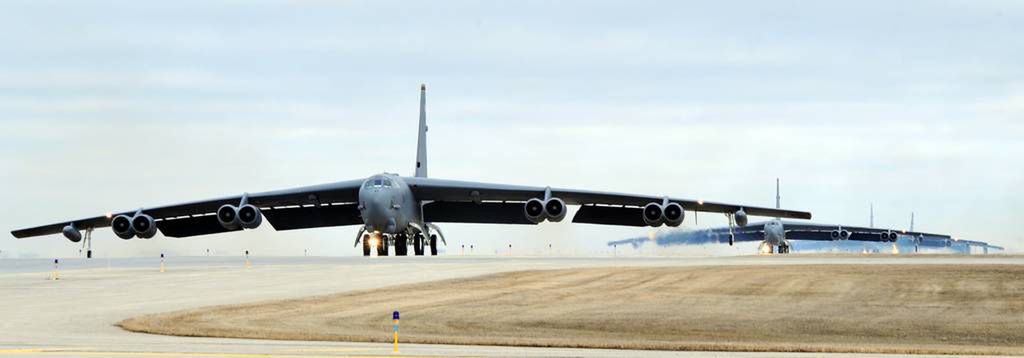 B-52 Stratofortress podczas marszu słoni