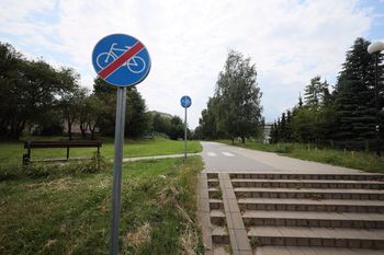 Ścieżka rowerowa na Czubach przedzielona schodami. "To absurdalne"