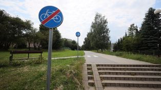Ścieżka rowerowa na Czubach przedzielona schodami. "To absurdalne"