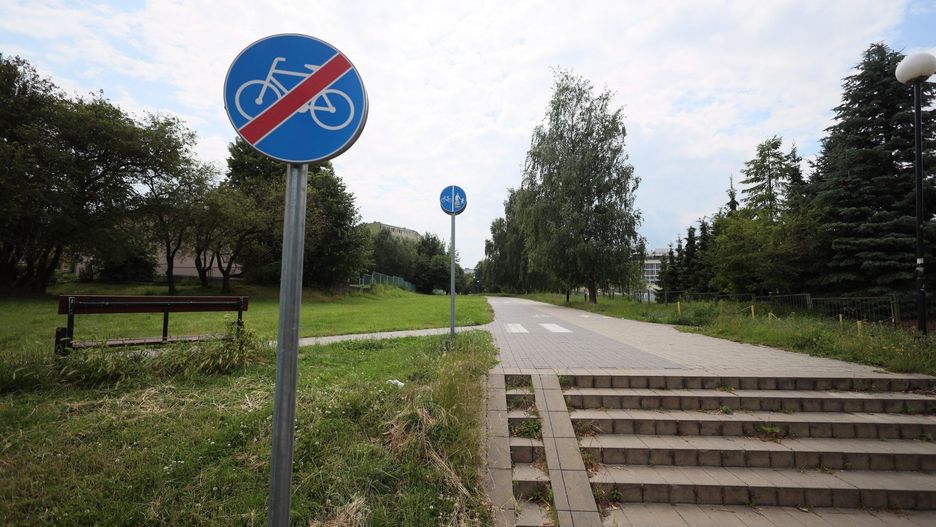 Ścieżka rowerowa na Czubach przedzielona...schodami. „To absurdalne i groźne”