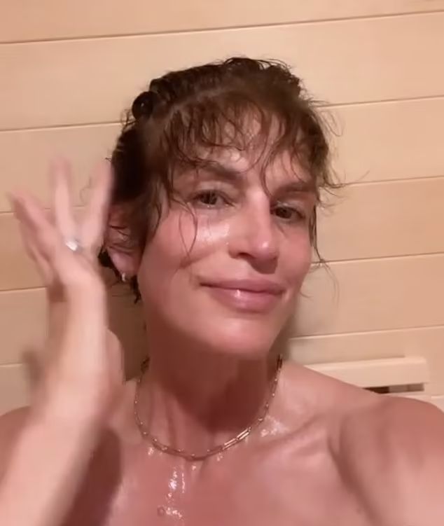 Cindy Crawford bez makijażu w saunie