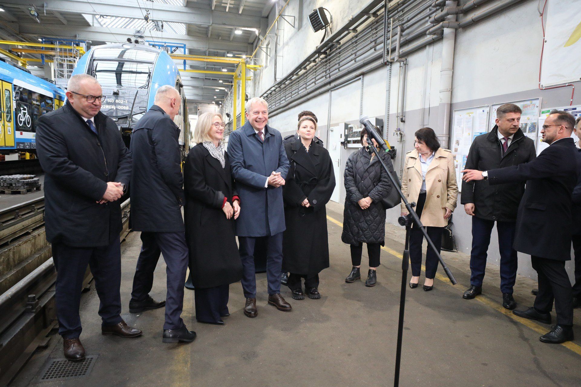 Na ten moment regionalny przewoźnik mógłby zatrudnić 200 nowych osób. Wiąże się to z planami inwestycyjnymi kolejowej spółki, która zamówiła już m.in. 35 nowych składów, a w przyszłym roku planuje obsłużyć aż 10 mln pasażerów.