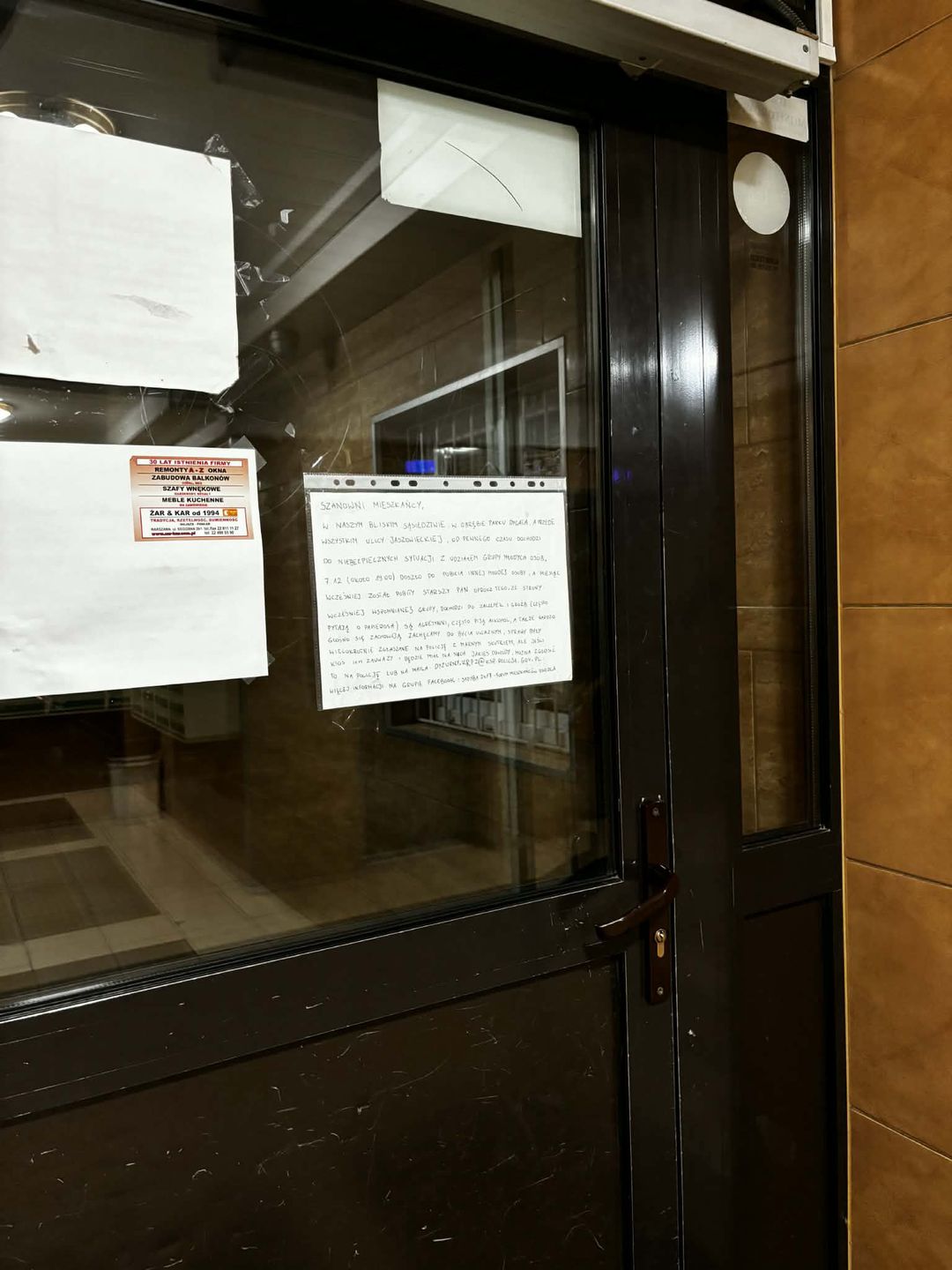 Mieszkańcy Sadyby ostrzegają przed nastoletnimi agresorami.