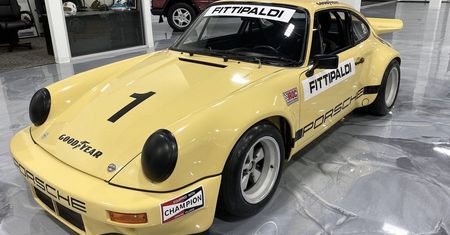 Jeździł nim Fittipaldi, potem Escobar. Wspaniałe Porsche 911 RSR na sprzedaż