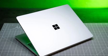 Kupił laptopa Microsoftu i szybko tego pożałował. 8 GB RAM to dziś za mało
