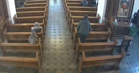 Kobieta była w kościele. Wezwała straż miejską