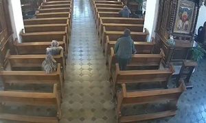 Kobieta była w kościele. Wezwała straż miejską