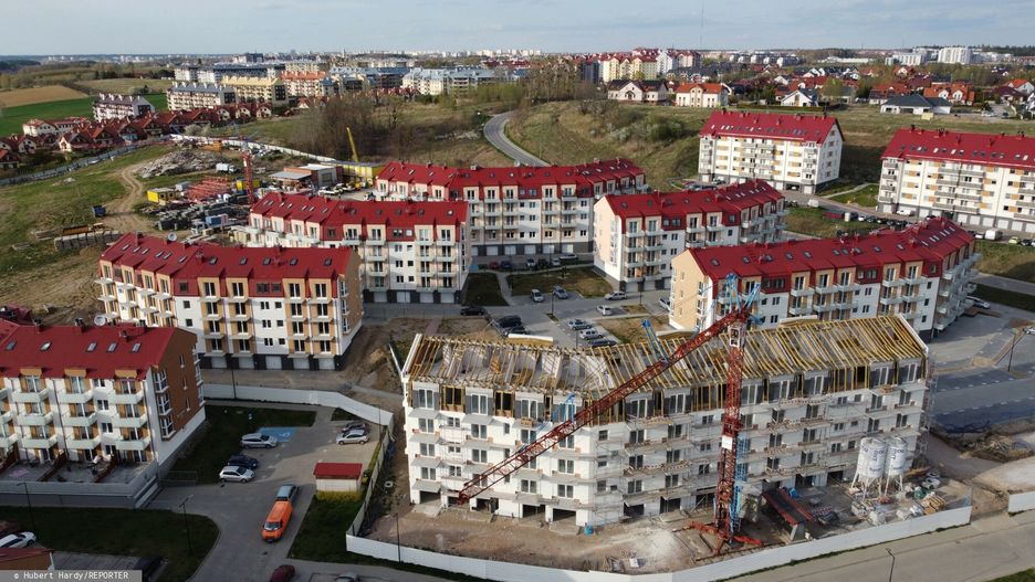 reporter_baza_2022-05
30.04.2022 Bartag budowa nowych blokow i domow. Przy obecnej Inflacji wzrosly ceny materialow budowlanych skutkiem czego jest nagly wzrost cen mieszkan, domow i nieruchomosci  
fot. Hubert Hardy/REPORTER
Hubert Hardy/REPORTER