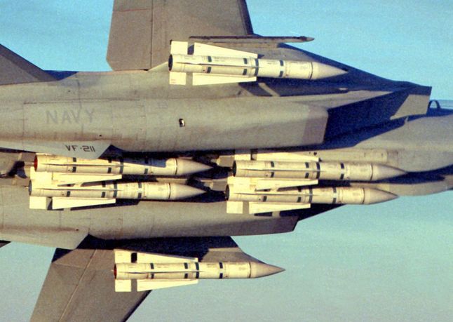 F-14 - pod kadłubem 6 rakiet AIM-54 Phoenix (fot. Domena publiczna)