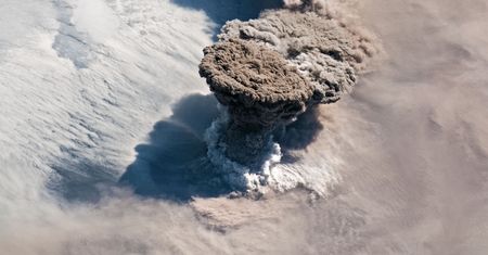 Erupcja wulkanu sfotografowana z kosmosu wygląda niesamowicie
