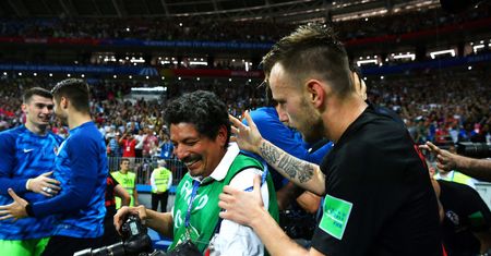 Rozradowana drużyna przygniotła fotografa, a ten dalej robił zdjęcia