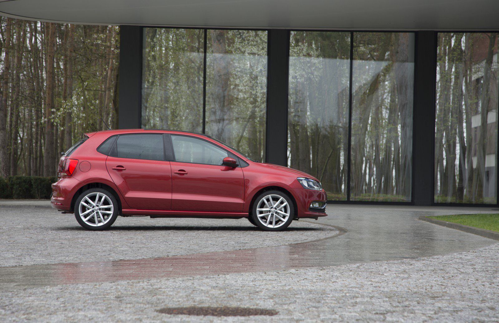 Klasyczna i zgrabna sylwetka, młode roczniki, dobra cena i dynamiczne silniki - to główne zalety VW Polo V