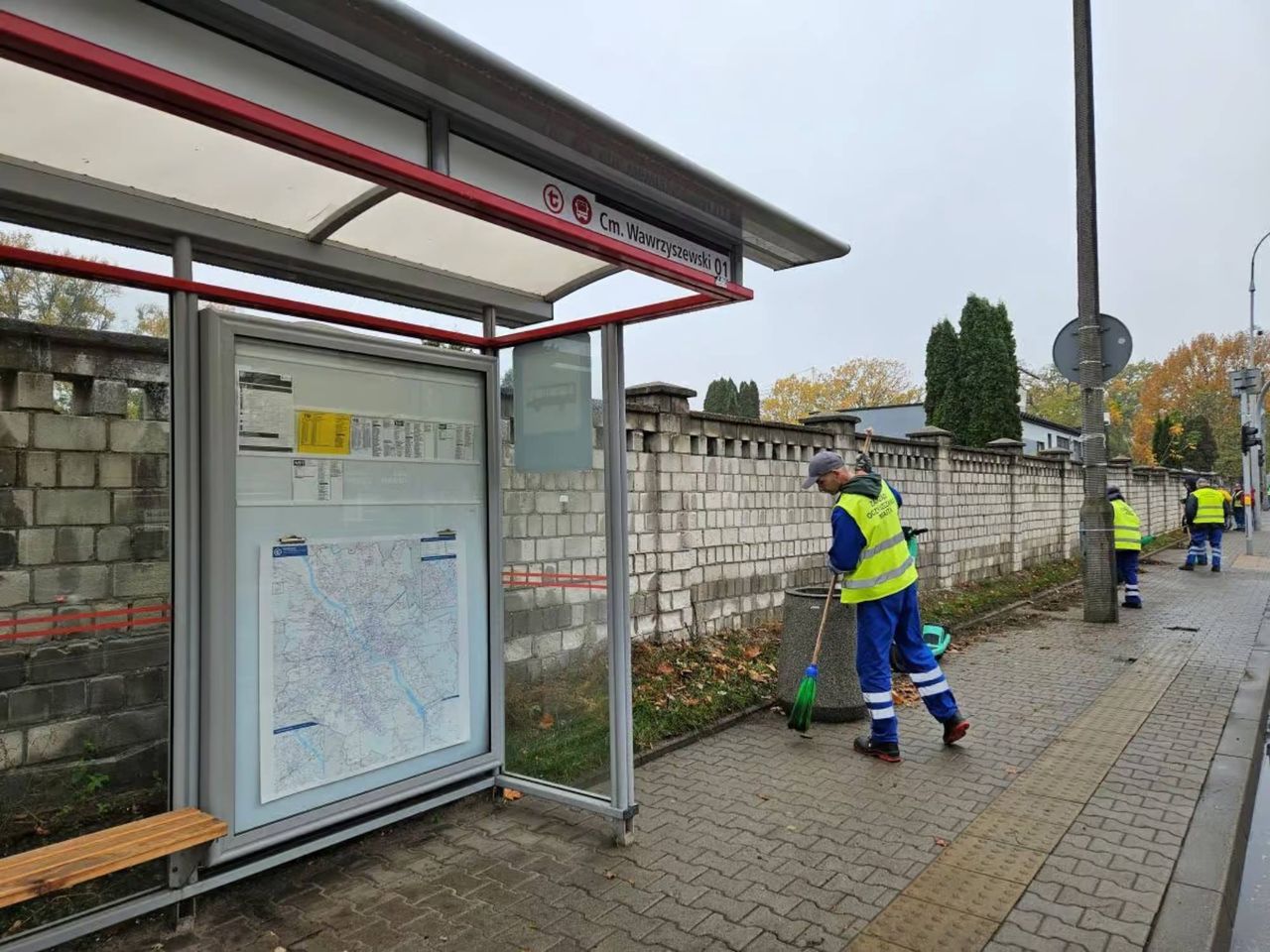 Warszawa: Trwają intensywne porządki przy cmentarzach.