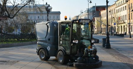 Warszawa. Pierwsze mycie Krakowskiego Przedmieścia. Utrudnienia dla pieszych