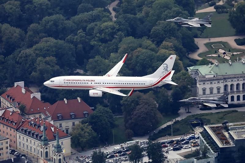 Boeing w związku z 100 rocznicą odzyskania przez Polskę niepodległości otrzymał okolicznościowe malowanie