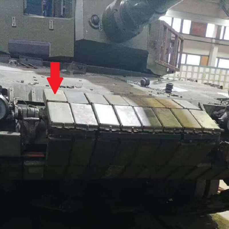 Czołg Leopard 2A4 podczas obkładania kostkami pancerza reaktywnego Kontakt-1.
