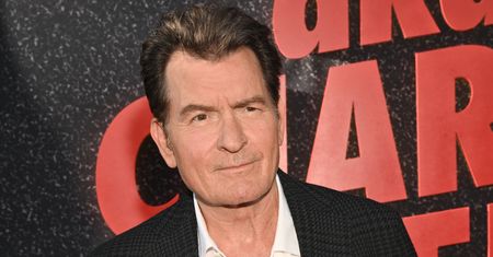 Charlie Sheen o trudnych relacjach z ojcem. "Największa zdrada"