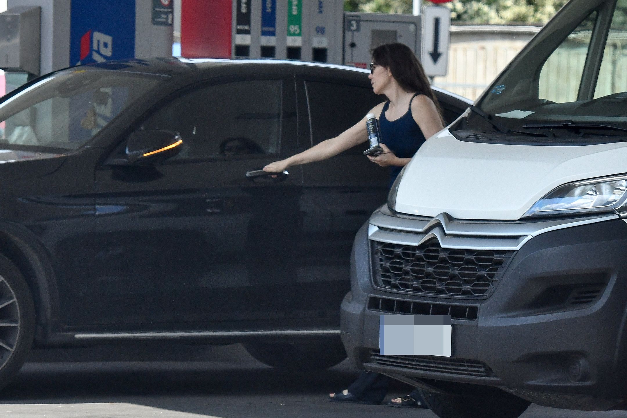 Olga Bołądź na stacji benzynowej