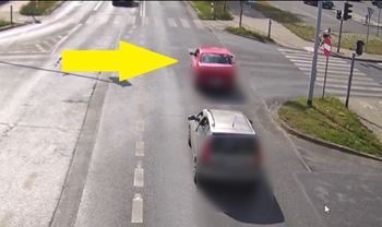 Siedziała na kolanach kierowcy. Tak prowadziła auto