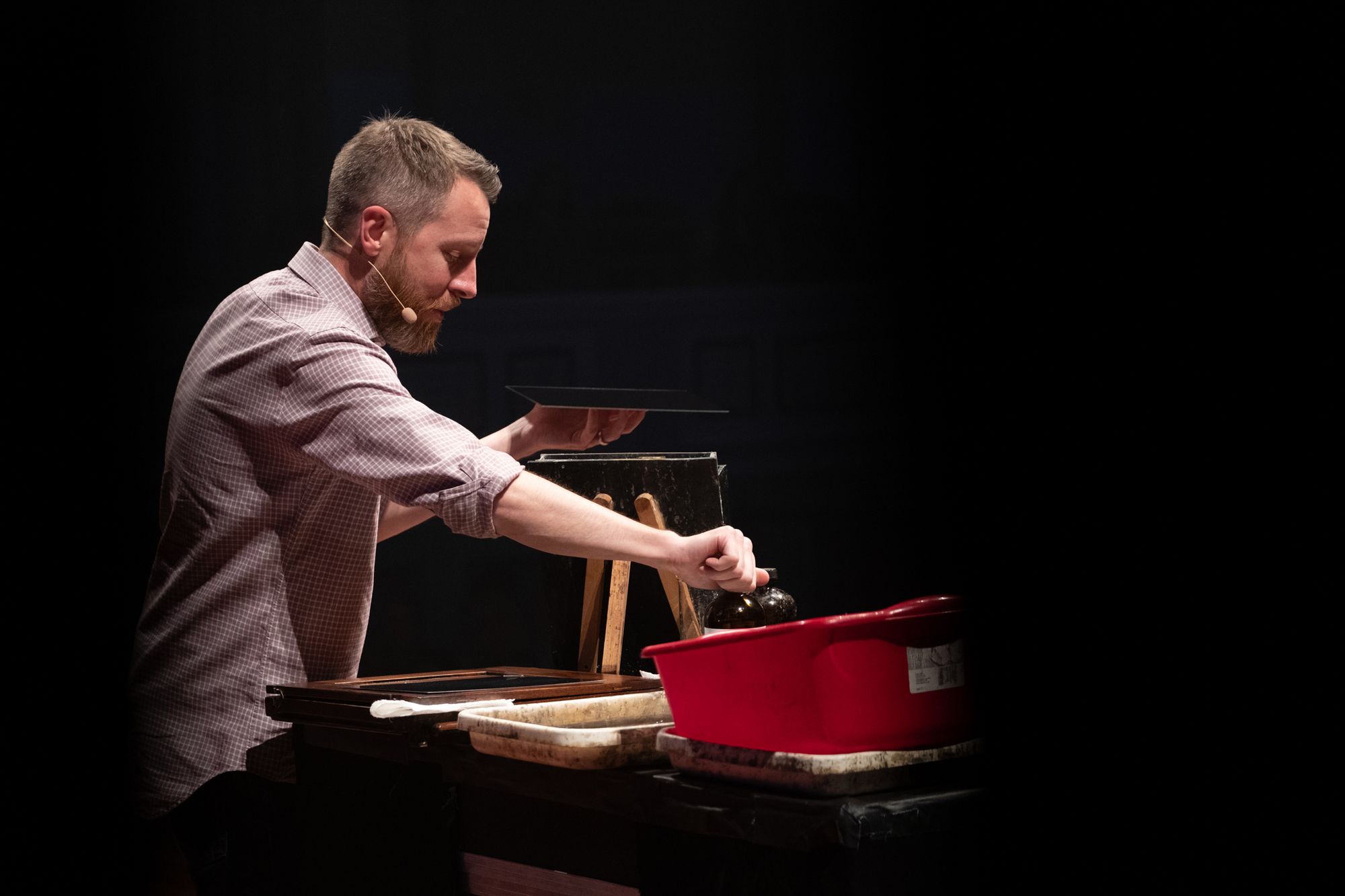 Fotograf zamienił salę filharmonii w największą ciemnię na świecie 3