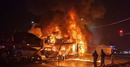 Pożar na trasie S7. Spłonęła laweta i kilka samochodów