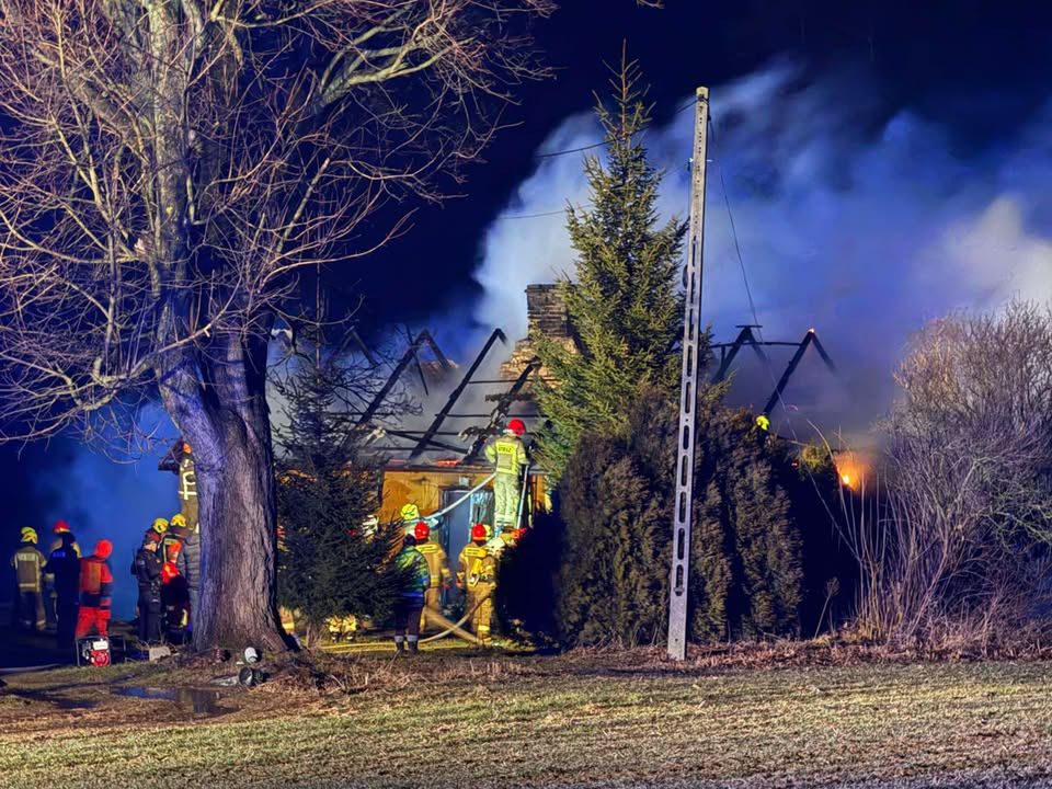 Dom stanął w płomieniach, trwa akcja gaśnicza. Jedna osoba spłonęła w budynku