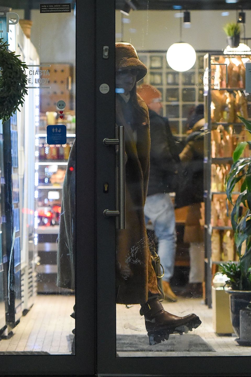 Wystylizowana Kinga Rusin robi rundkę po mieście