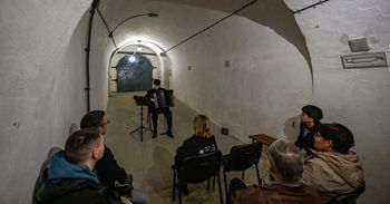 Podkarpackie: Zaduszki Forteczne z muzyką akordeonisty Krzysztofa Polnika