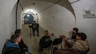 Podkarpackie: Zaduszki Forteczne z muzyką akordeonisty Krzysztofa Polnika