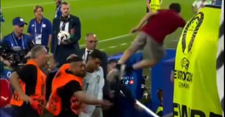 Szaleńczy skok kibica do Ronaldo. Mogło być groźnie