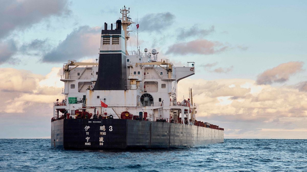 Chi?ski statek podejrzany o przeci?cie kabli na Ba?tyku
The Chinese ship, the bulk carrier Yi Peng 3 is anchored and being monitored by a Danish naval patrol vessel (unseen) in the sea of Kattegat, near the City og Granaa in Jutland, Denmark, on November 20, 2024. Denmark's navy said on November 20, 2024 it was shadowing a Chinese cargo vessel in the Baltic Sea, a day after Finland and Sweden opened investigations into suspected sabotage of two severed undersea telecoms cables. "The Danish Defence can confirm that we are present in the area near the Chinese ship Yi Peng 3," the military wrote in an email to AFP, adding that it would make no further comment for the time-being. (Photo by Mikkel Berg Pedersen / Ritzau Scanpix / AFP) / Denmark OUT
MIKKEL BERG PEDERSEN