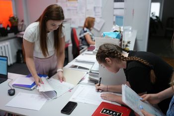 Wyniki egzaminu ósmoklasisty 2025. CKE podaje wyniki. Jak wygląda zdawalność w pow. ostrowskim?