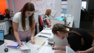 Wyniki egzaminu ósmoklasisty 2025. CKE podaje wyniki. Jak wygląda zdawalność w pow. ostrowskim?