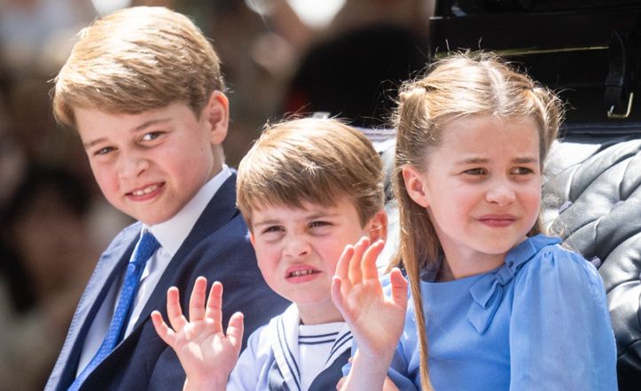Kate Middleton i książę William opublikowali bożonarodzeniową kartkę z dziećmi. Fani nie poznają WYLUZOWANEJ Charlotte (FOTO)