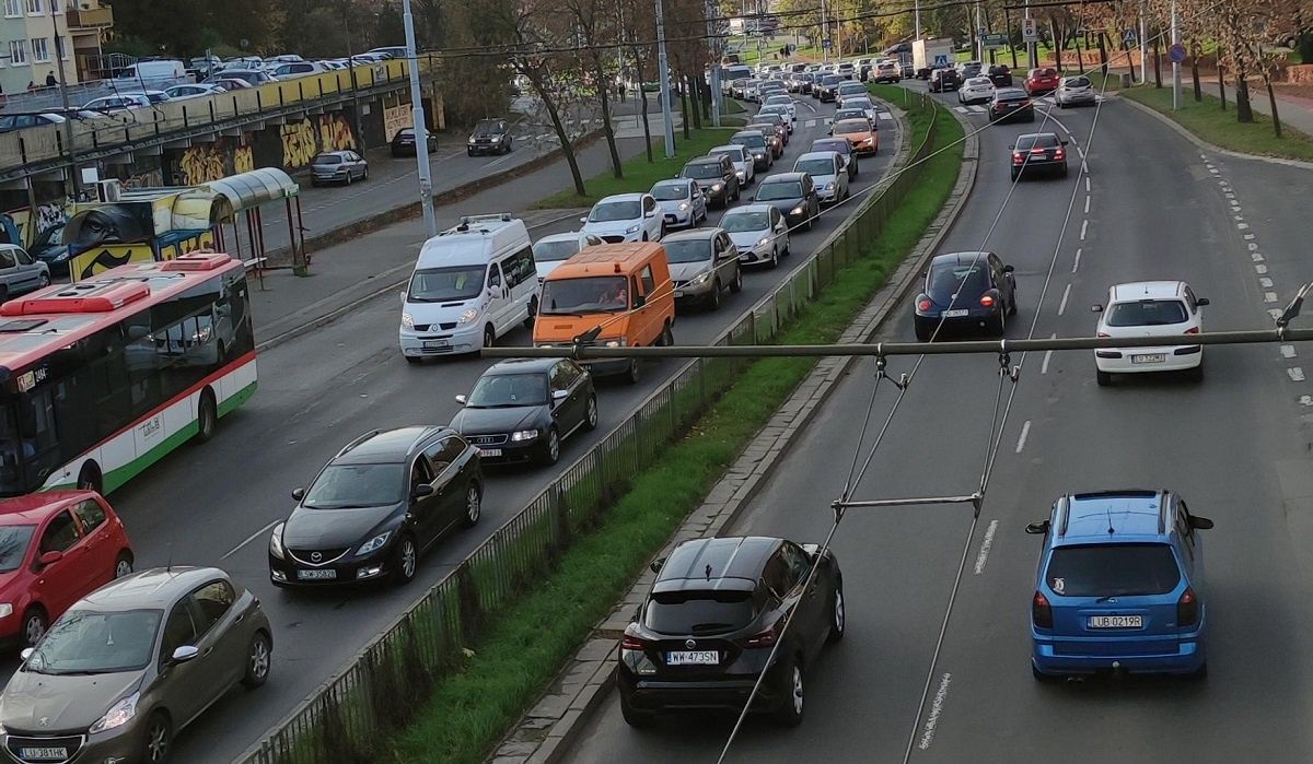 Korek na al. Andersa po kolizji pięciu aut przed skrzyżowaniem z ul. Mełgiewską