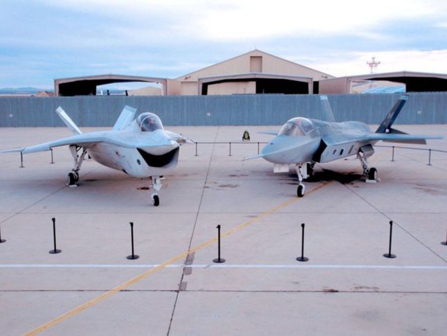 Konkurencyjne projekty. Z lewej X-32, z prawej X-35