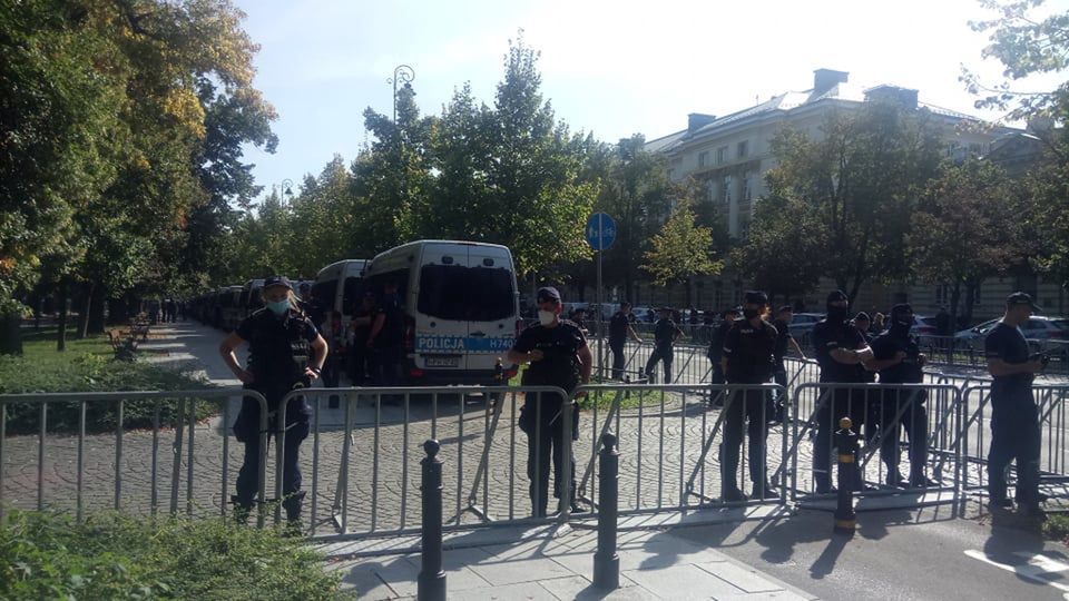 policja zagrodziła Aleje Ujazdowskie