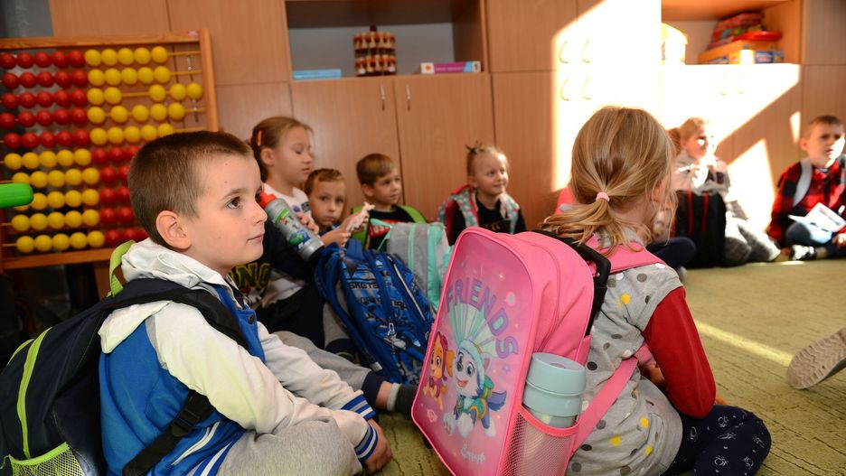 Wa?enie tornistr�w w szko?ach podstawowych
Fot. Adam Staskiewicz / East News. Sieradz sp.01.10.2018. Ogolnopolski Dzien Tornistra. Akcja wazenia tornistrow w szkolach podstawowych ma na celu porownanie stosunku masy ciala ucznia do ciezaru jego tornistrta. Dopuszczalna waga tornistra, nie moze przekraczac 15 procent wagi ucznia. N/Z uczniowie szkly podstawowej, nauczyciele, plecaki
Adam Staskiewicz
