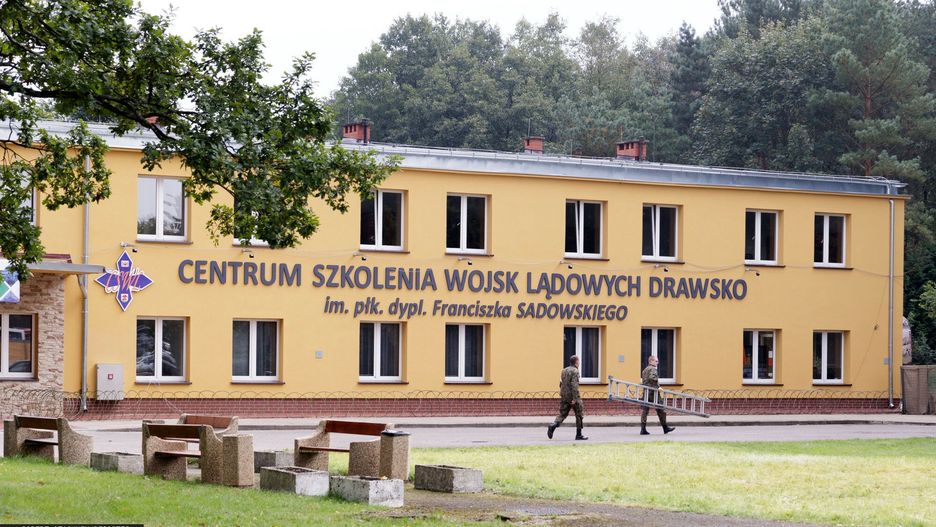 Prezydent i minister obrony na manewrach Dragon-17
26.09.2017 Drawsko Pomorskie Manewry Dragon-17 najwieksze cwiczenia Sil Zbrojnych RP z udzialem prezydenta Andrzeja Dudy i ministra obrony Antoniego Macierewicz na poligonie w Drawsku Pomorskim N/z Centrum Szkolenia Wojsk Ladowych   fot. Robert Stachnik/REPORTER
Robert Stachnik/REPORTER
