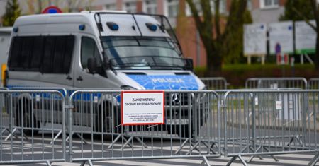 Koronawirus w Polsce. Amnesty International: epidemia to pretekst do łamania praw człowieka