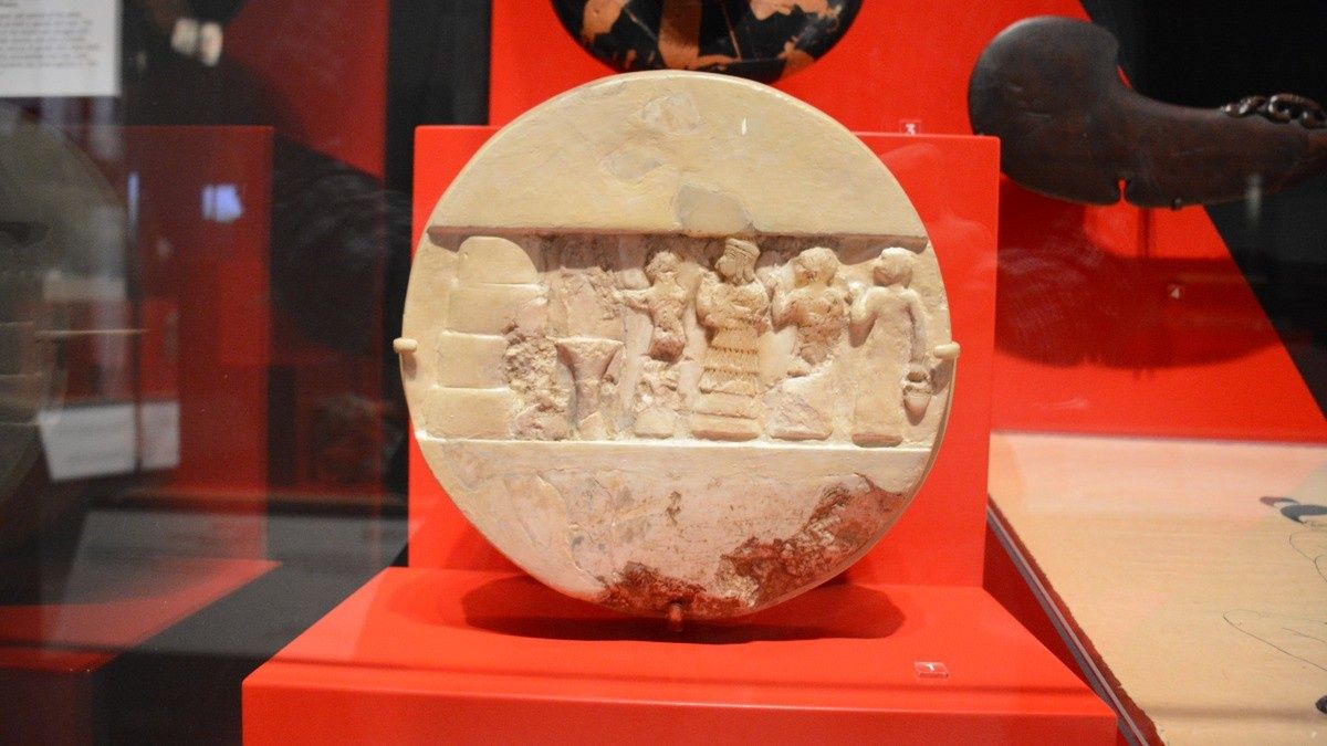 Kamienny dysk z wizerunkiem Enheduanny w Penn Museum w Filadelfii