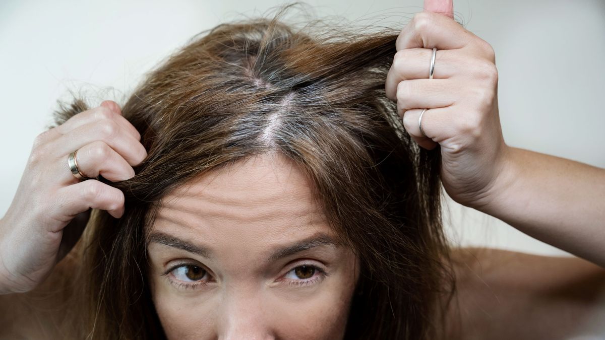 Naturalne siwienie włosów to efekt procesu starzenia.