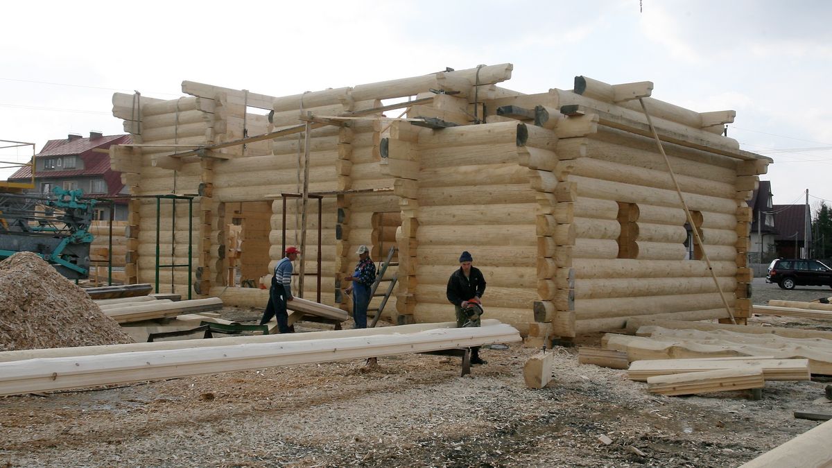 firma Tatranhaus, zajmuj�ca si� budow� dom�w z drewna
Podczerwone 26.03.2010. Firma og�lnobudowlana i wyko�czeniowa "Tatranhaus" Macieja Kr�la. soa
PAP/Grzegorz Momot
Grzegorz Momot
budowlana, dzia�ka, firma, siekiera, tatranhaus, budowlaniec, budowla�cy, fizyczna, fizyczny, praca, pracownik, robotnik