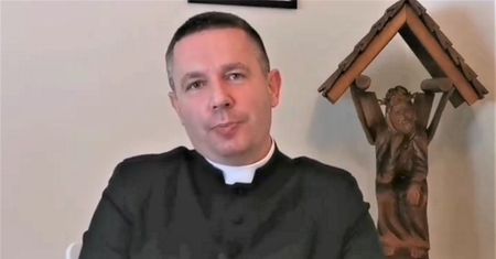 Ksiądz krytykuje Trzaskowskiego. Poszło o krzyże w urzędach