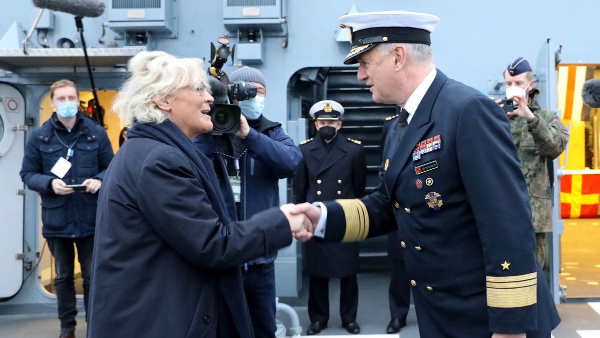 epa09703657 (FILE) - New German Defence Minister Christine Lambrecht (L)  is welcomed by German Navy Inspector, Vice Admiral Kay-Achim Schoenbach (R) upon her arrival aboard the German Navy corvette 'Oldenburg' during her inaugural visit to the German Navy (Bundesmarine) base in Warnemuende, Germany, 17 December 2021 (reissued 23 January 2022). German Navy's chief Schoenbach resigned from his post late 22 January 2022, the German defence ministry announced. Schoenbach resigned over the outrage his remarks about Russian president Putin and China given to a think tank talk session in India  EPA/Bernd Wuestneck / POOL *** Local Caption *** 57361269 Dostawca: PAP/EPA.
