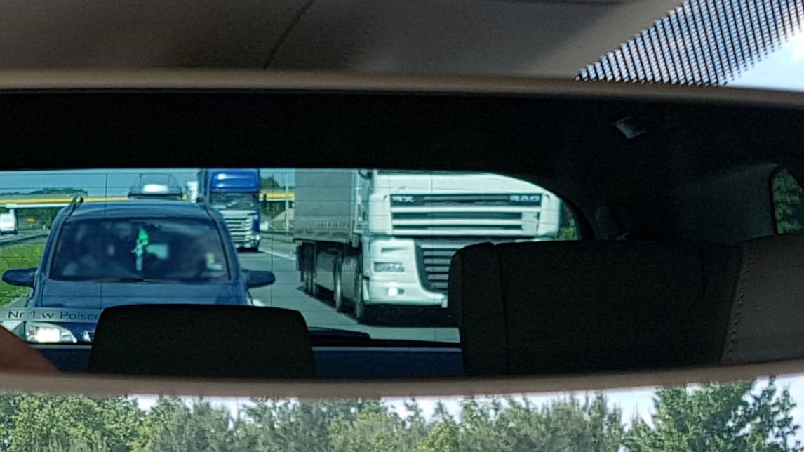 Jeden z bohaterów mojego tekstu - kierowca opla zafiry, który za wszelką cenę musi jechać szybciej, chociaż to niemożliwe. Więc jedzie już nie tyle na moim zderzaku, co bardziej w moim bagażniku.