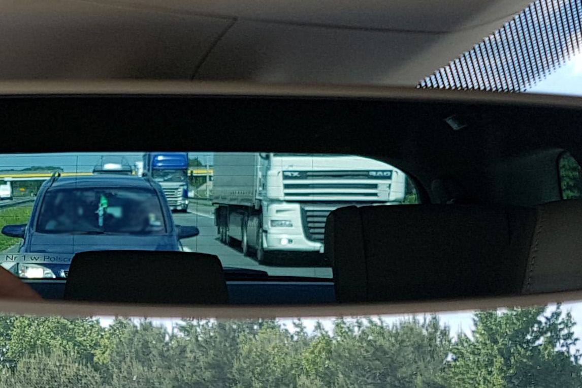 Jazda na zderzaku i bezmyślne przelewanie się po pasach ruchu, czyli dlaczego nie lubię polskich autostrad