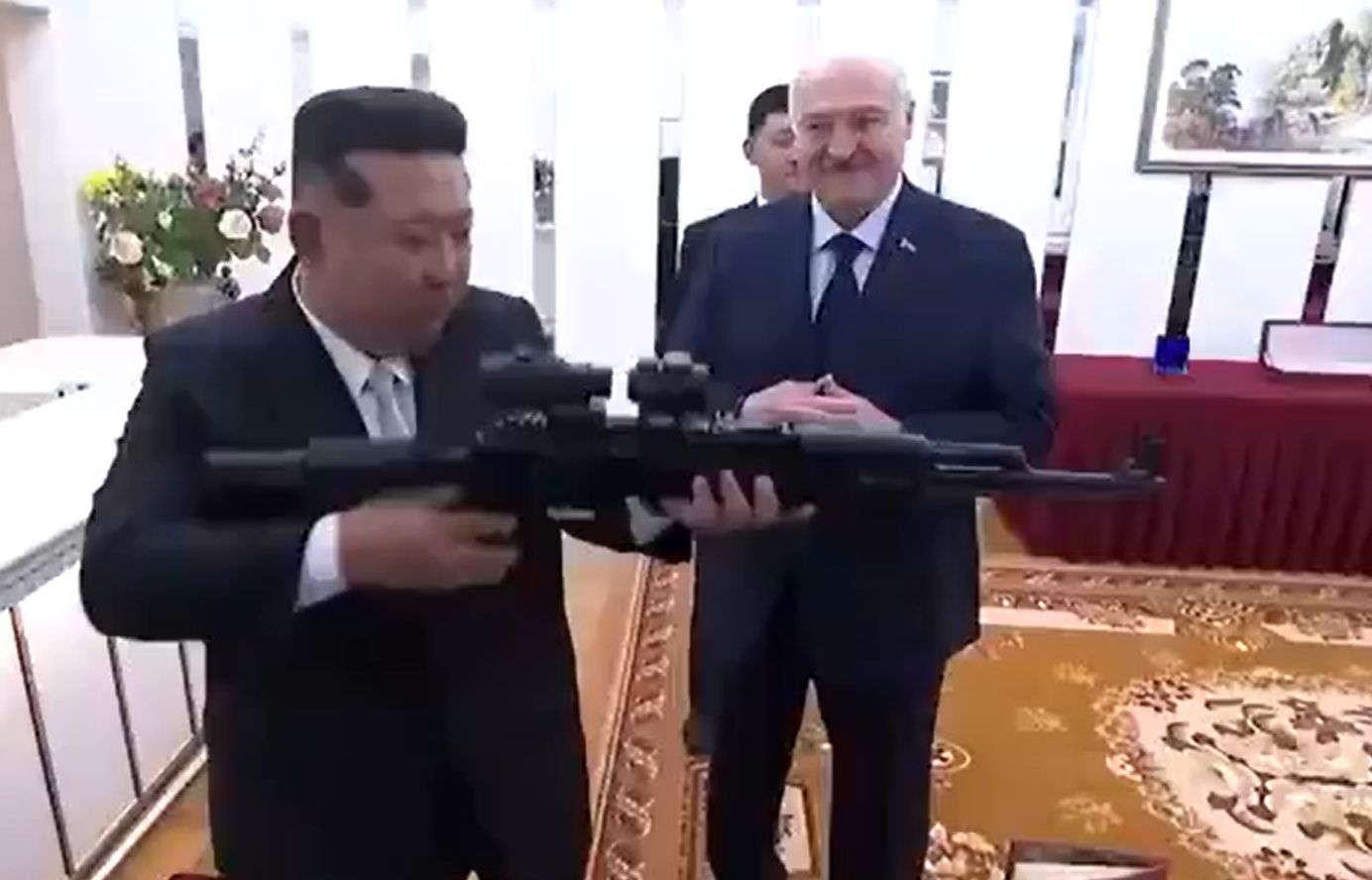 Karabin i wazon. Takimi upominkami wymienili się dyktatorzy