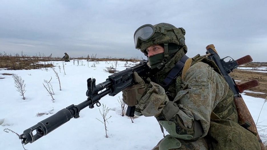 Wsp�lne ?wiczenia wojsk rosyjskich i bia?oruskich na poligonie na Bia?orusiIn this photo made from video provided by the Russian Defense Ministry Press Service on Saturday, Feb. 19, 2022, a Russian marine takes his position during the Union Courage-2022 Russia-Belarus military drills at the Obuz-Lesnovsky training ground in Belarus. Russia has deployed troops to its ally Belarus for sweeping joint military drills that run through Sunday, fueling Western concerns that Moscow could use the exercise to attack Ukraine from the north. (Russian Defense Ministry Press Service via AP)Russian Defense Ministry Press Service