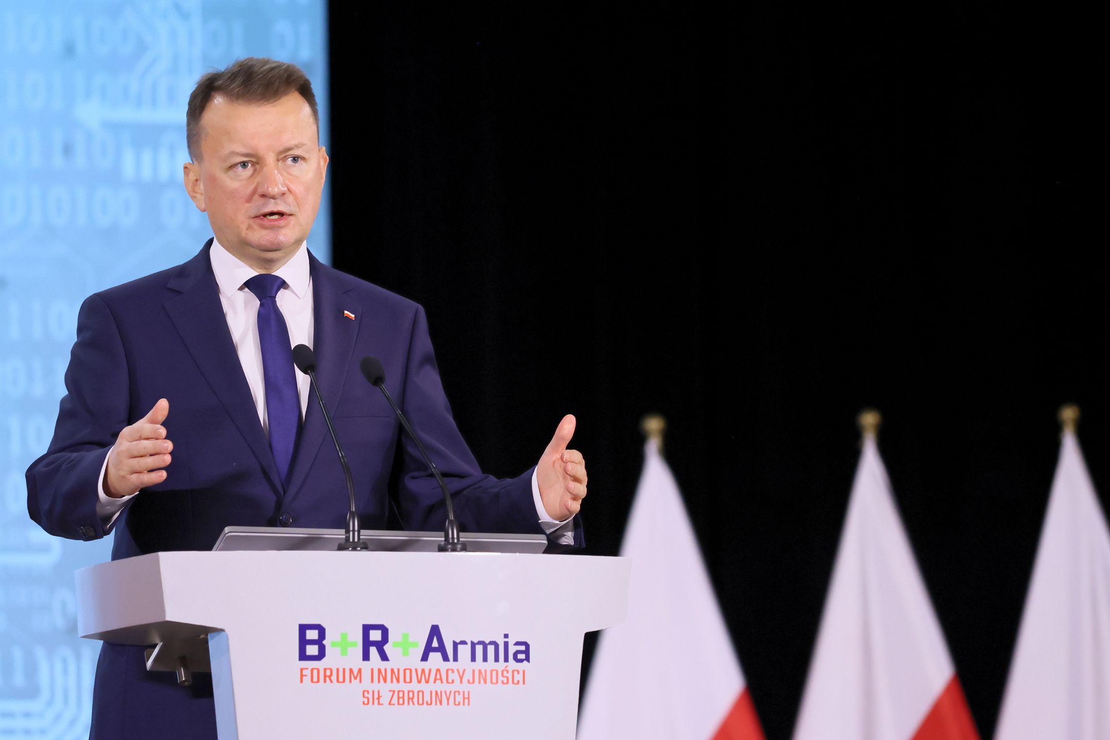 Warszawa, 26.10.2021. Minister obrony narodowej Mariusz Błaszcza bierze udział w Forum Innowacyjności Sił Zbrojnych 2021 na Wojskowej Akademii Technicznej, 26 bm. w Warszawie. Podczas forum będą omawiane m.in. innowacyjność na rzecz Sił Zbrojnych RP, Europejski Fundusz Obronny jako szansa dla polskiego sektora obronnego czy technologie kosmiczne i satelitarne dla potrzeb obronności i bezpieczeństwa. Wydarzenie jest organizowane przez Ministerstwo Obrony Narodowej, Narodowe Centrum Badań i Rozwoju oraz Wojskowa Akademia Techniczna. (aldg) PAP/Leszek Szymański